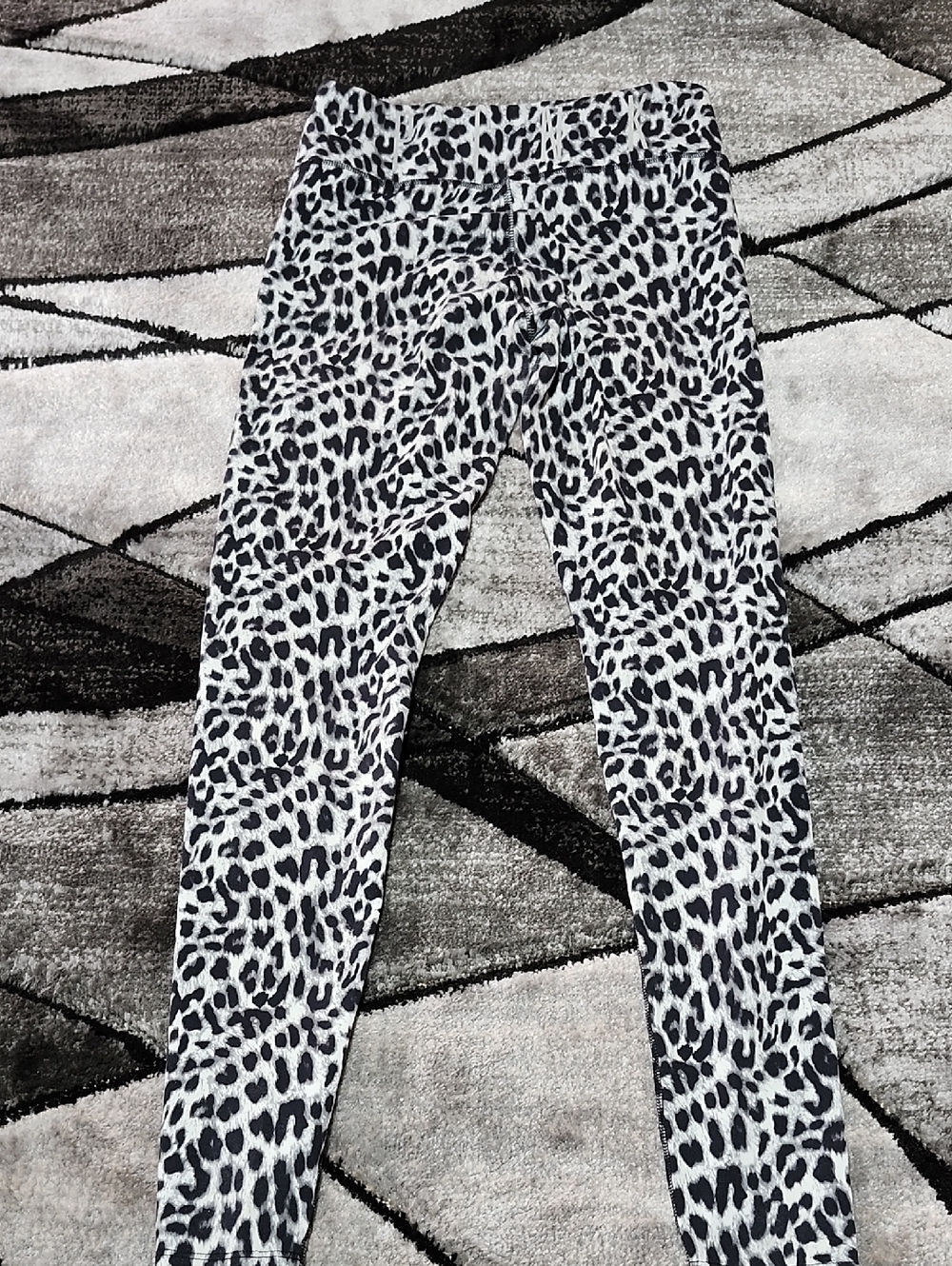 VS PINK YOGA 2013 REFLECTIVE PINK LOGO LEOPARD PRINT LEGGINGS